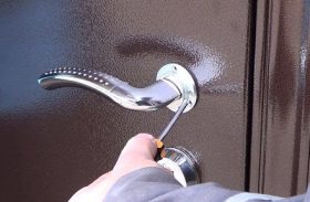 Замена дверной ручки металлической двери в Дзержинске